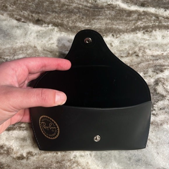 Ray-Ban sunglasses case - Picture 5 of 6